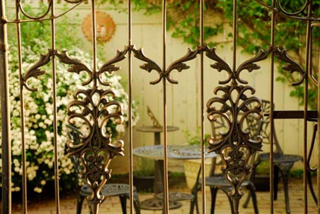 The Secret Garden Inn Kingston Ngoại thất bức ảnh
